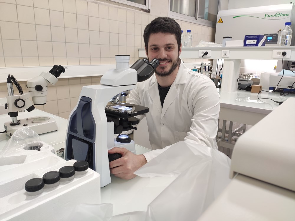 Lurent Kamel dans son laboratoire pour le projet B2V