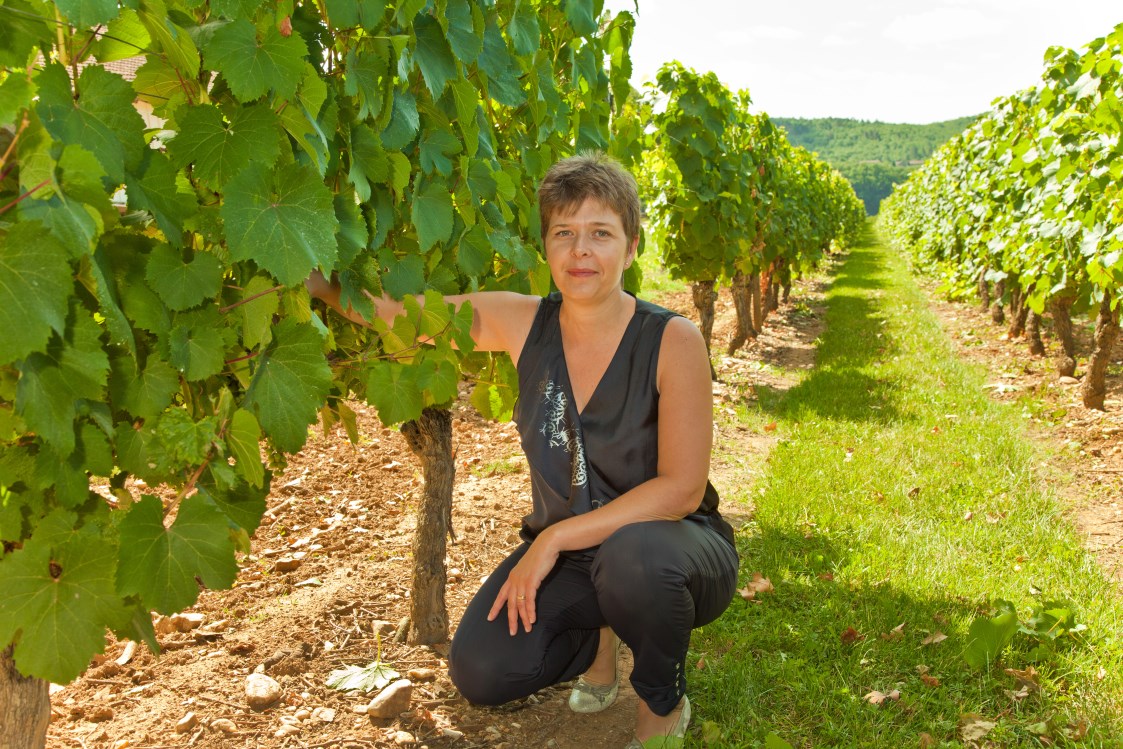 Valérie Alibert au coeur des vignes du Château les Bouysses